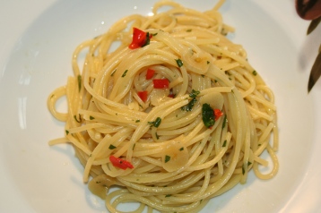 75. Spaghetti mit Olivenöl, Chili und Knoblauch